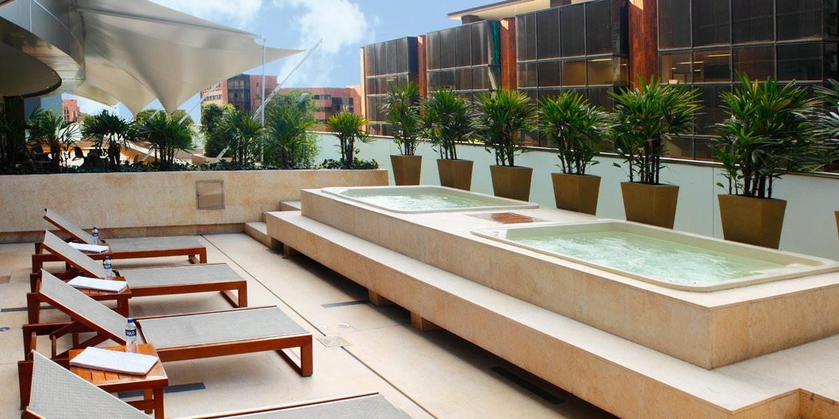 Terraza con Jacuzzi  ESTELAR Milla de Oro Colombia - Medellín Terraza con Jacuzzi  ESTELAR Milla de Oro Colombia - Medellín